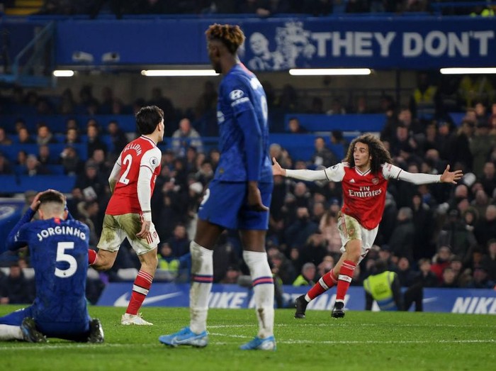 LONDON, ENGLAND - JANUARY 21: Hector Bellerin of Arsenal celebrates with Matteo Guendouzi after scoring his teams second goal during the Premier League match between Chelsea FC and Arsenal FC at Stamford Bridge on January 21, 2020 in London, United Kingdom. (Photo by Mike Hewitt/Getty Images)