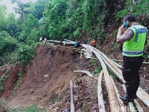 Pipa Saluran Air Warga Bandung Barat Terputus Diterjang Longsor