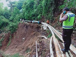 Pipa Saluran Air Warga Bandung Barat Terputus Diterjang Longsor
