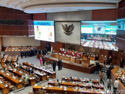 DPR Lantik 2 Anggota PAW Pengganti Menteri Kelautan dan Menpora