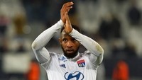 Penyerang Lyon Moussa Dembele sempat dikaitkan dengan Chelsea pada Januari lalu. Kabarnya, ia kini dibidik Juve. (Foto: NICOLAS TUCAT / AFP)