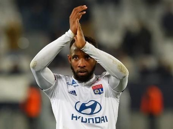 Lyon's French forward Moussa Dembele applauds his supporters at the end of the French L1 football match between FC Girondins de Bordeaux and Olympique Lyonnais at the Matmut Atlantique stadium in Bordeaux, southwestern France on January 11, 2020. (Photo by NICOLAS TUCAT / AFP)