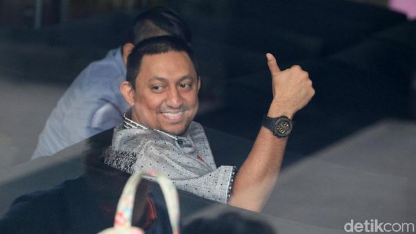 Diperiksa KPK, Fahd El Fouz Acungkan Jari Jempol