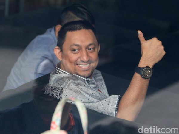 Diperiksa KPK, Fahd El Fouz Acungkan Jari Jempol