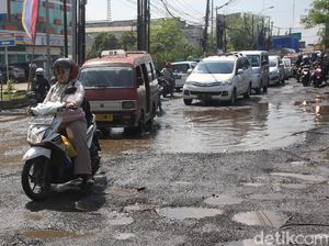 Tips buat Pemotor yang Ingin Lewat Jalan Berlubang