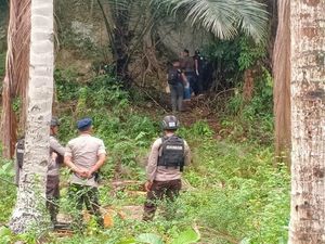 Pekebun Temukan 7 Bom Rakitan dan Peledak di Goa Pegunungan Poso Pekebun Temukan 7 Bom Rakitan dan Peledak di Goa Pegunungan Poso