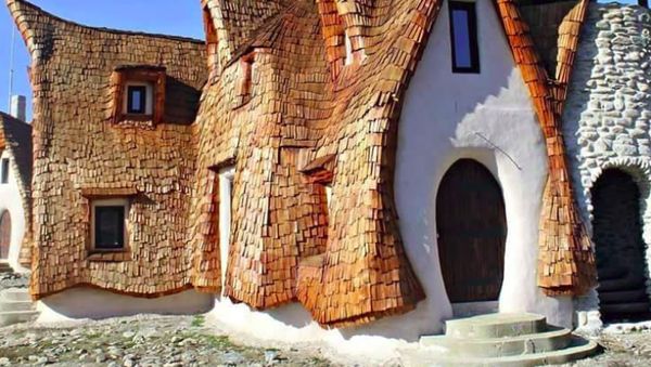 Potret Kastil di Rumania yang Bangunannya 100% dari Bahan Organik