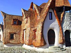 Potret Kastil di Rumania yang Bangunannya 100% dari Bahan Organik