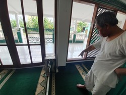 Maling Kotak Amal di Masjid Bekasi Terekam CCTV, Modusnya Pura-pura Salat