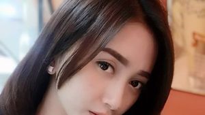 Begini Pose Ngopi Angely Emitasari, Kades Lamongan yang Cantik