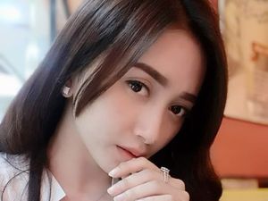 Begini Pose Ngopi Angely Emitasari, Kades Lamongan yang Cantik