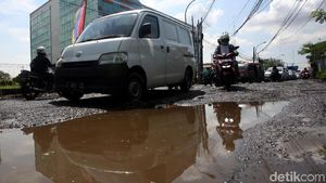 Hati-hati! Jalan Raya Kaliabang Bekasi Rusak Parah
