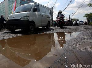 Hati-hati! Jalan Raya Kaliabang Bekasi Rusak Parah Hati-hati! Jalan Raya Kaliabang Bekasi Rusak Parah