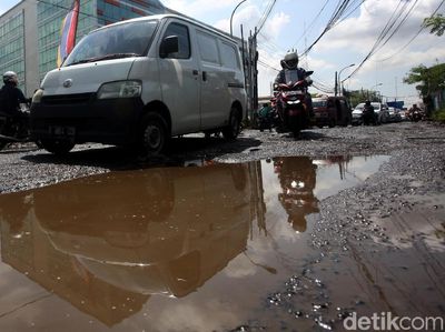 Hati-hati! Jalan Raya Kaliabang Bekasi Rusak Parah