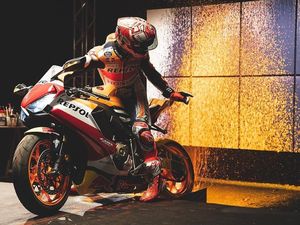 Keren! Marc Marquez Bikin Lukisan Pakai Motor Balap