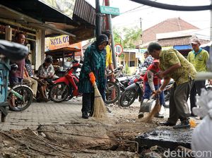 Sudah Sepekan Risma Cek Saluran Air Tersumbat untuk Cegah Banjir