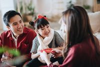 Menerima angpao
