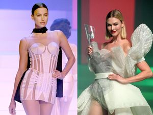 Adu Seksi Irina Shayk dan Karlie Kloss di Paris Fashion Week Adu Seksi Irina Shayk dan Karlie Kloss di Paris Fashion Week