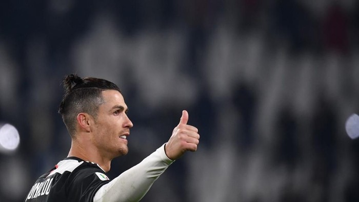 Juventus Portuguese forward Cristiano Ronaldo acknowledges the public at the end of the Italian Cup (Coppa Italia) round of 8 football match Juventus vs AS Roma on January 22, 2020 at the Juventus stadium in Turin. (Photo by Marco Bertorello / AFP)
