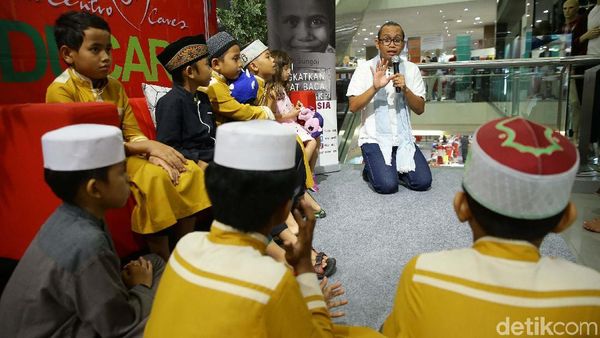 Serunya Anak-anak Panti Asuhan Mendengarkan Dongeng