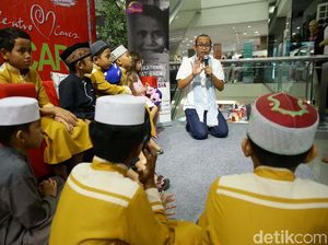 Serunya Anak-anak Panti Asuhan Mendengarkan Dongeng Serunya Anak-anak Panti Asuhan Mendengarkan Dongeng