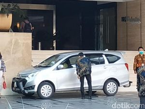 Pekerja di Wisma BRI 2 Pakai Masker Pasca Heboh Virus Corona