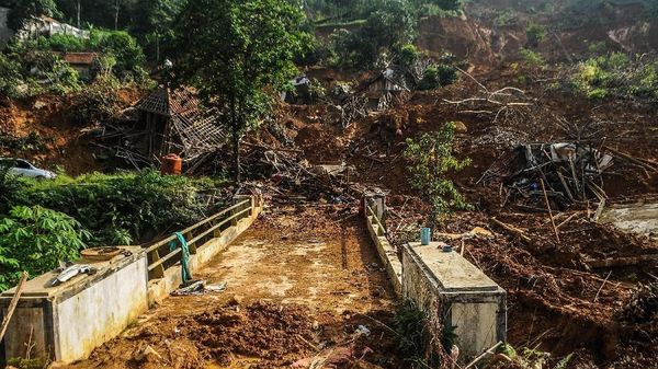 Desa Ini Terisolir Akibat Tertimbun Longsor di Lebak Banten