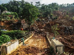 Desa Ini Terisolir Akibat Tertimbun Longsor di Lebak Banten Desa Ini Terisolir Akibat Tertimbun Longsor di Lebak Banten
