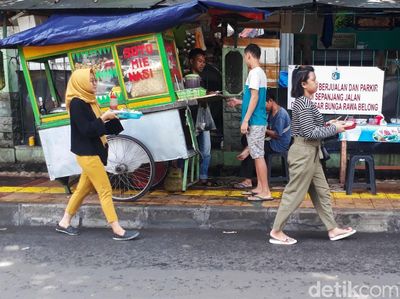 Duh... Trotoar di Rawa Belong Semrawut Banget