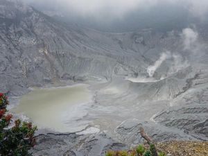 Pengunjung-Pedagang Diminta Waspada Erupsi Freaktik Tangkuban Perahu Pengunjung-Pedagang Diminta Waspada Erupsi Freaktik Tangkuban Perahu