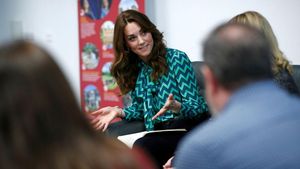 Foto: Kate Middleton Pamer Gelang Emas Baru, Harganya Rp 2 Jutaan