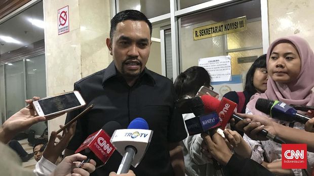 Anggota Komisi III DPR RI Ahmad Sahroni saat ditemui di Kompleks Parlemen, Senayan, Jakarta pada Kamis (23/1).