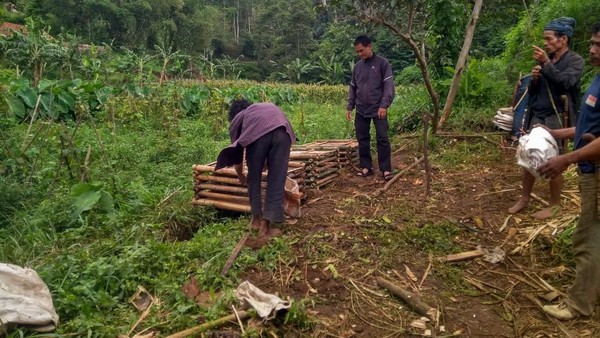 Warga suku Baduy membantu menangkap monyet yang menyerbu perkampungan di Kuningan. (Foto: dok. BTNGC)