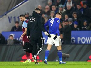 Leicester Harap-Harap Cemas Tunggu Kabar Cedera Vardy Leicester Harap-Harap Cemas Tunggu Kabar Cedera Vardy