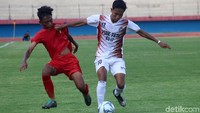 Para pemain berebut bola.