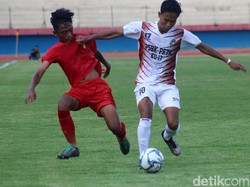 Para pemain berebut bola.