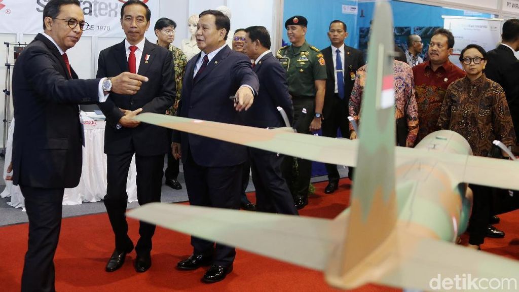 Kompak! Jokowi-Prabowo Tinjau Pameran Alutsista Buatan Dalam Negeri Kompak! Jokowi-Prabowo Tinjau Pameran Alutsista Buatan Dalam Negeri