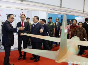 Kompak! Jokowi-Prabowo Tinjau Pameran Alutsista Buatan Dalam Negeri