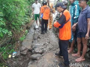 Diguyur Hujan Deras Tanah Jalan di Situbondo Ini Retak-retak Diguyur Hujan Deras Tanah Jalan di Situbondo Ini Retak-retak
