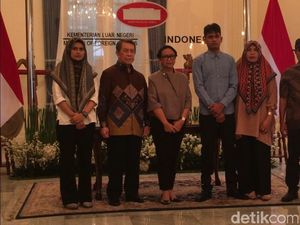 Menlu Retno Serahkan WNI yang Disandera Abu Sayyaf ke Keluarga