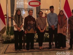 Menlu Retno Serahkan WNI yang Disandera Abu Sayyaf ke Keluarga