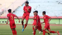 Para pemain Timnas U-16 merayakan gol.