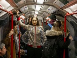 Capek Desak-Desakan di Kereta? Coba Pakai Jaket Ini