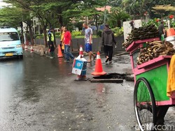 Saksi Sebut Truk Amblas di Depan RS Pelni Hendak Putar Balik