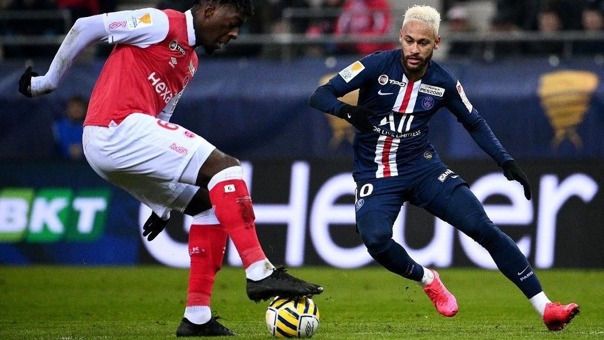 Aksi Neymar (kanan) di semifinal Piala Liga Prancis. (Foto: FRANCK FIFE / AFP)