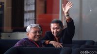 Lambaian Tangan RJ Lino Saat Akan Diperiksa KPK