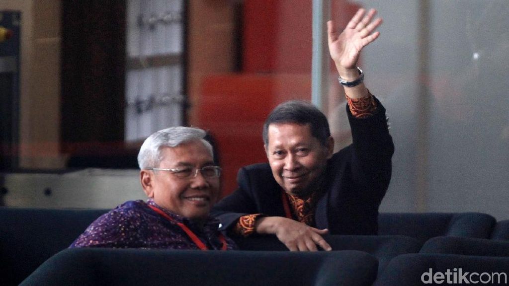 Lambaian Tangan RJ Lino Saat Akan Diperiksa KPK Lambaian Tangan RJ Lino Saat Akan Diperiksa KPK