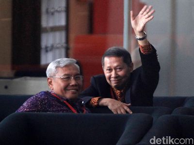 Lambaian Tangan RJ Lino Saat Akan Diperiksa KPK