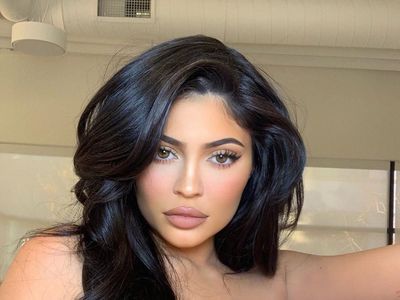 Gaya Kontroversial Kylie Jenner dan 7 Seleb yang Tampil Seperti Tanpa Busana
