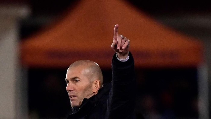 Real Madrids French coach Zinedine Zidane gestures during the Copa del Rey (Kings Cup) football match between Unionistas de Salamanca CF and Real Madrid CF at Las Pistas del Helmantico stadium in Salamanca, on January 22, 2020. (Photo by JAVIER SORIANO / AFP)